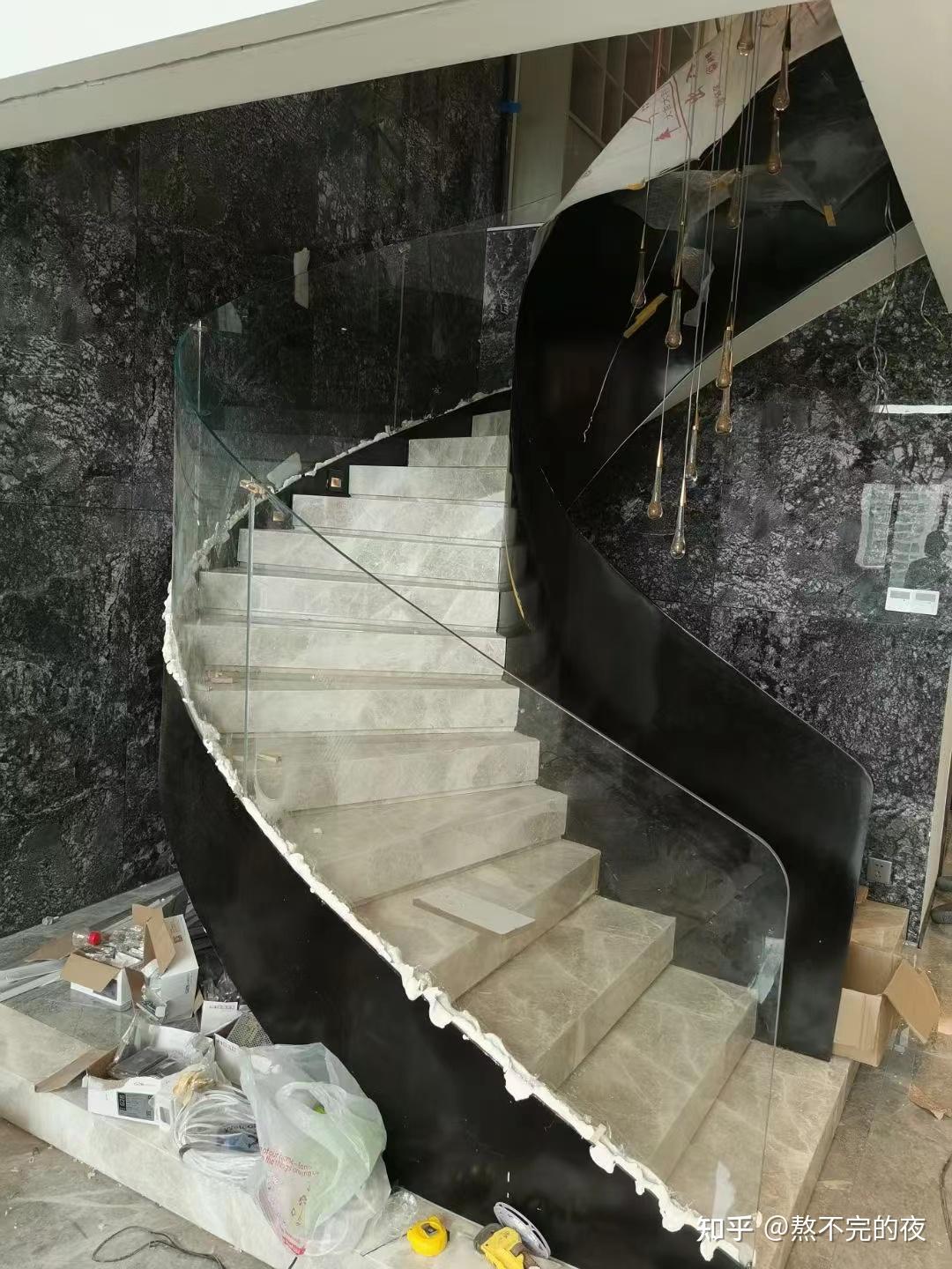 现代流行艺术玻璃楼梯护栏别墅定制弧形旋转楼梯扶手