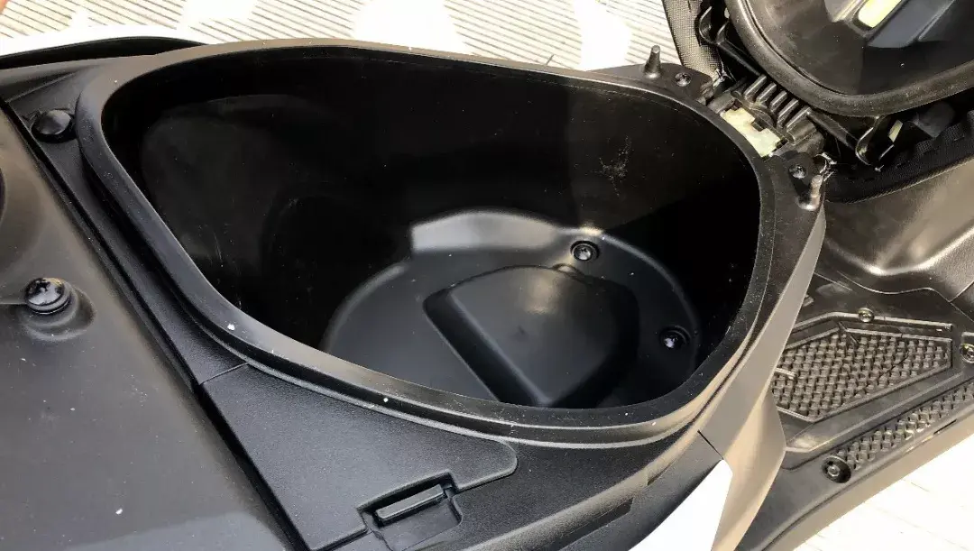 设计师放假回来了万元合资踏板动力颜值配置轻骑铃木uy125参上