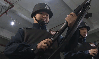 为什么运钞车押运人员用的是霰弹枪,而押运高考卷的武警却用的自动步枪呢? - 知乎