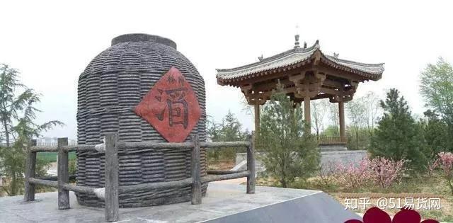 顿觉倦意全无,精神焕发,即兴吟诗一首:"送官亭子头,蜂醉蝶不舞,三阳开