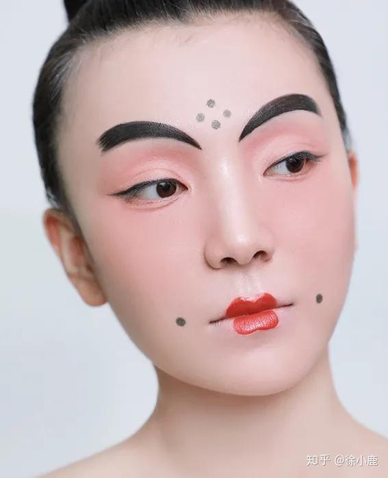 女子肤色以傅粉洁白为美,又可在双颊饰以红妆.眉样以细眉为主.