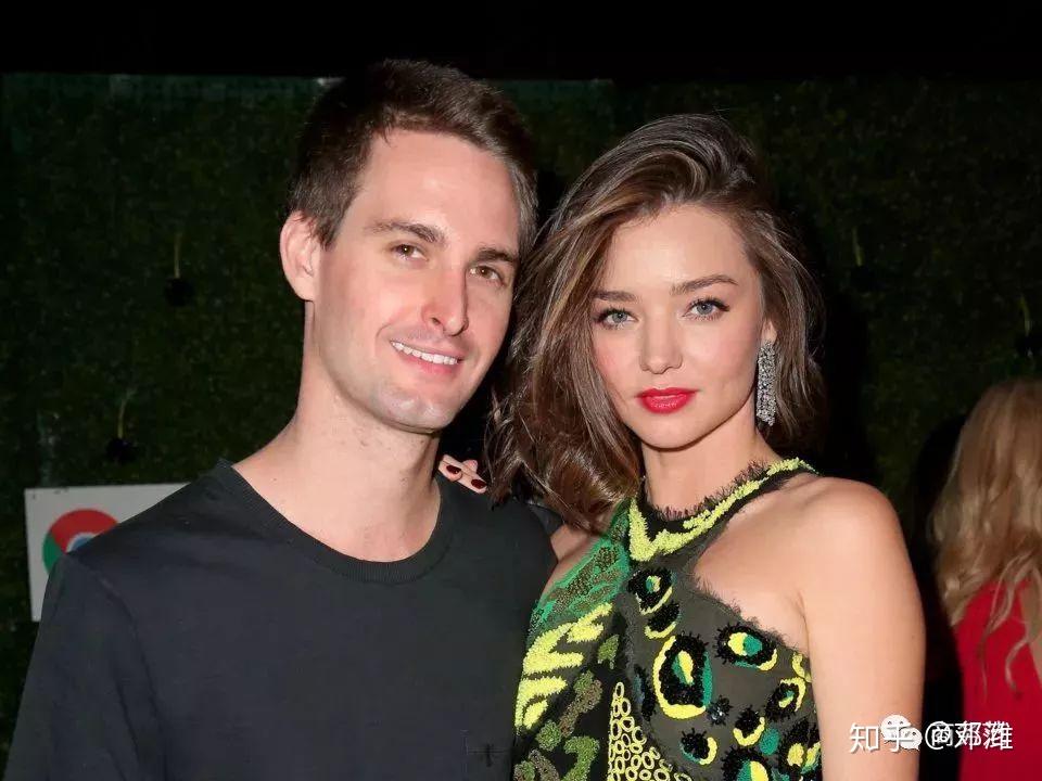 嫁90后亿万富豪的米兰达可儿生娃了穿衣越来越像老公