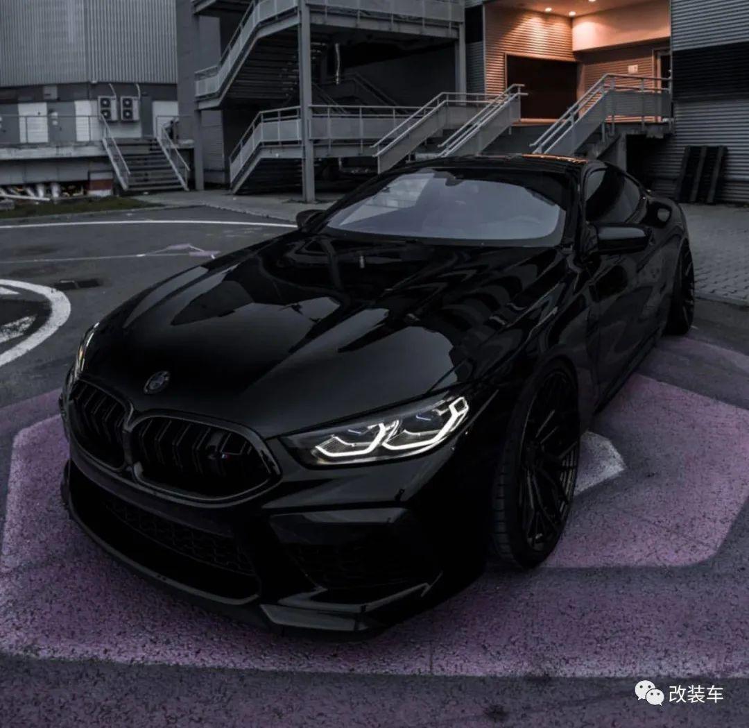 网红宝马m8黑武士改装血红的眼睛里透露出一股杀气