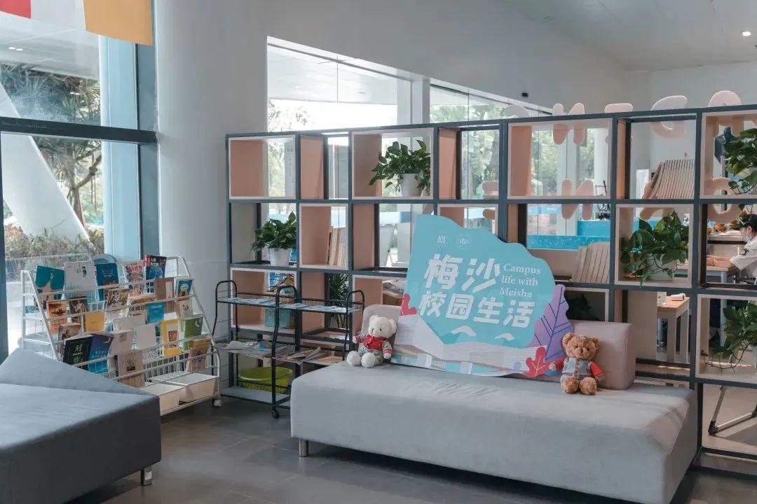 学生公寓位于天琴湾,窗外是蔚蓝的大海,连绵不绝的海岸线.