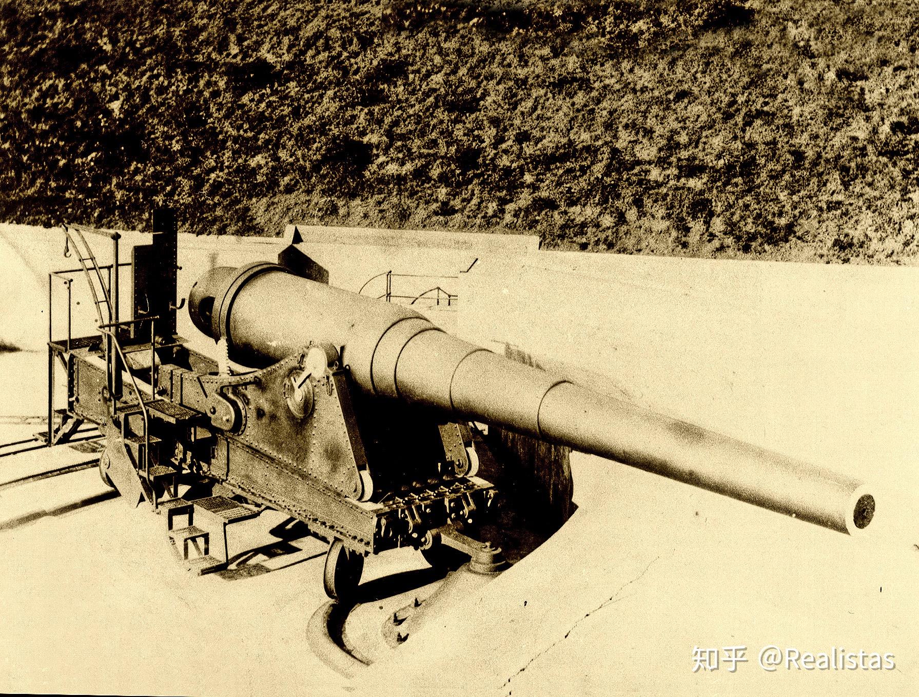 1885年3月,马翁岛安装了2门克虏伯305mm炮和2门260mm炮,同时他们在该