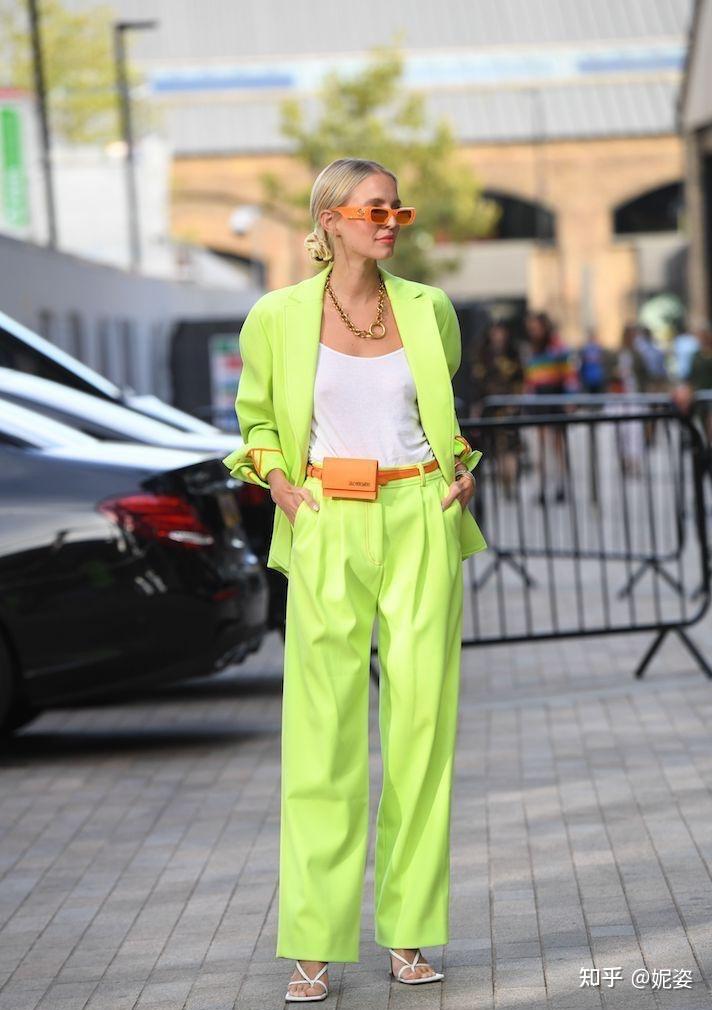 今年夏天想要愉悦的好心情就要大胆的尝试爆火的多巴胺穿搭