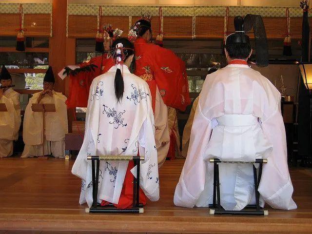 日本文化丨日漫中经常出现的“神主”、“巫女”，究竟是怎样的职业？ - 知乎