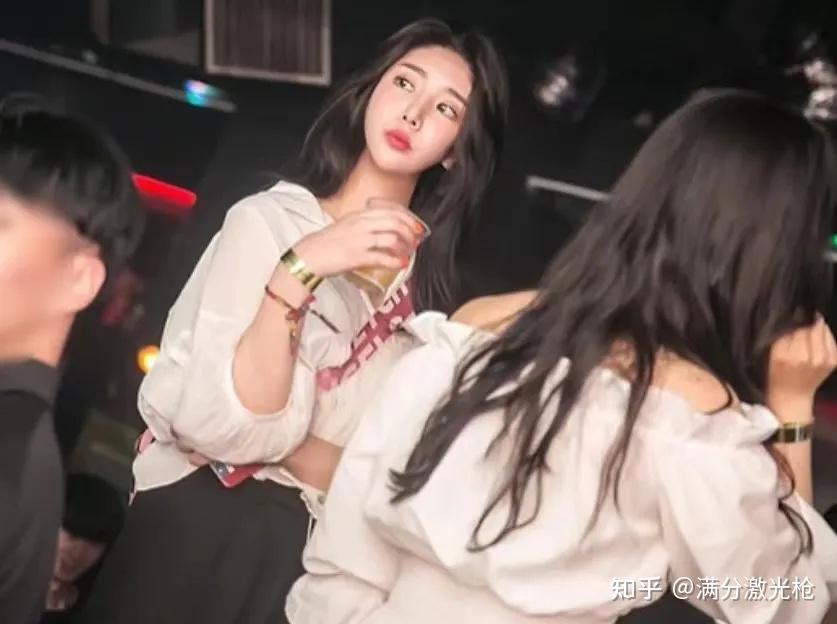 其次,一份夜店企划工作往往是熟人推荐,行业内相互跳槽.