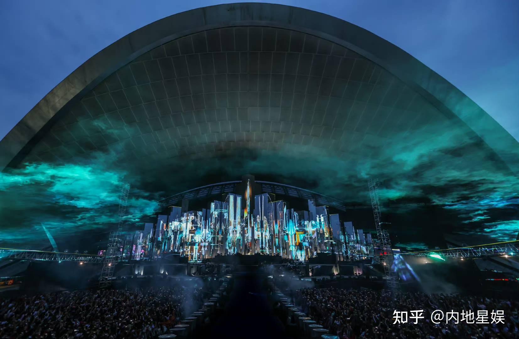 华晨宇成都演唱会第二日梦幻叠加造型先锋摇滚舞台引爆全场