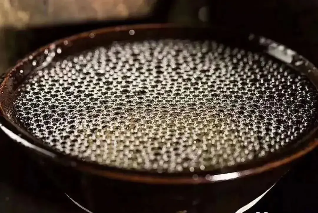 67斟知酌见酒花真能判断白酒好坏吗