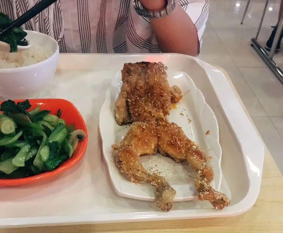 60岁大娘在高校卖“升级版”鸡腿,5元一个,一天卖出2000个!(图1) 鸡腿辅助_刺激战场鸡腿辅助代理_鸡腿辅助月卡