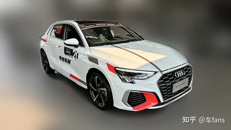 奥迪a3提车时变身霸道小姐姐把车后排用成移动小商品市场