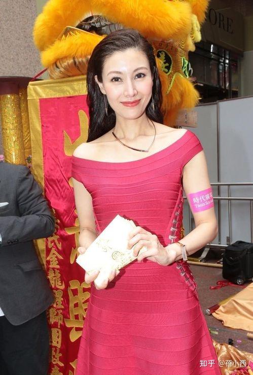 李嘉欣都被老公宠成公主了,穿紫色抹胸裙高贵优雅,哪像51岁了?