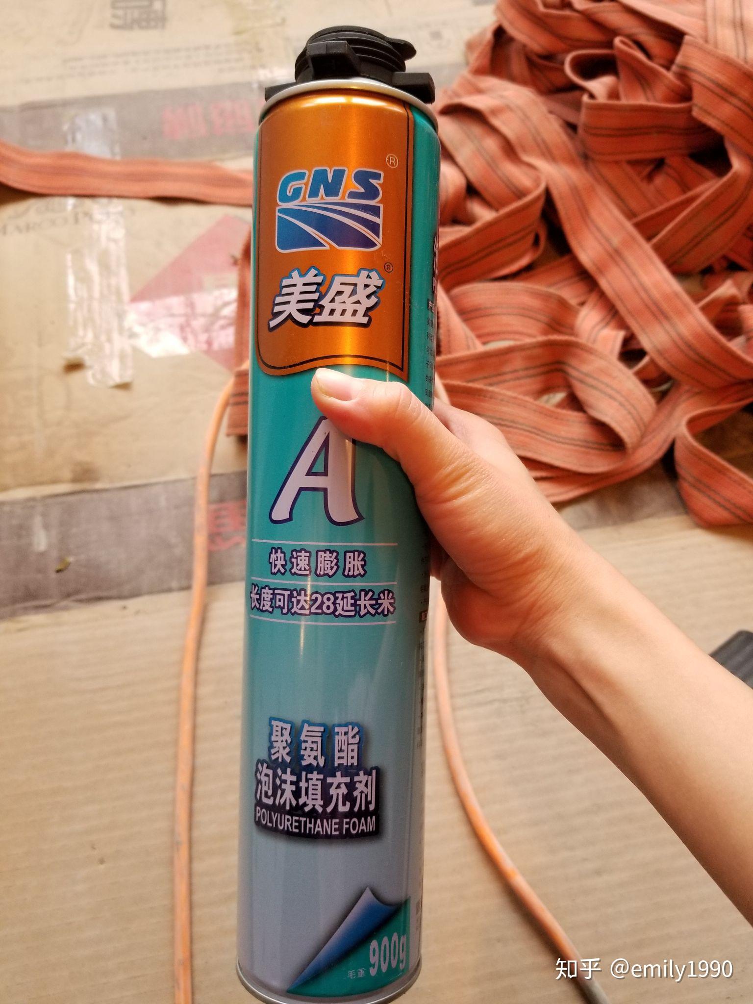 这时候,一位师傅负责在顶部外侧用黑胶和发泡胶做好外侧防水.