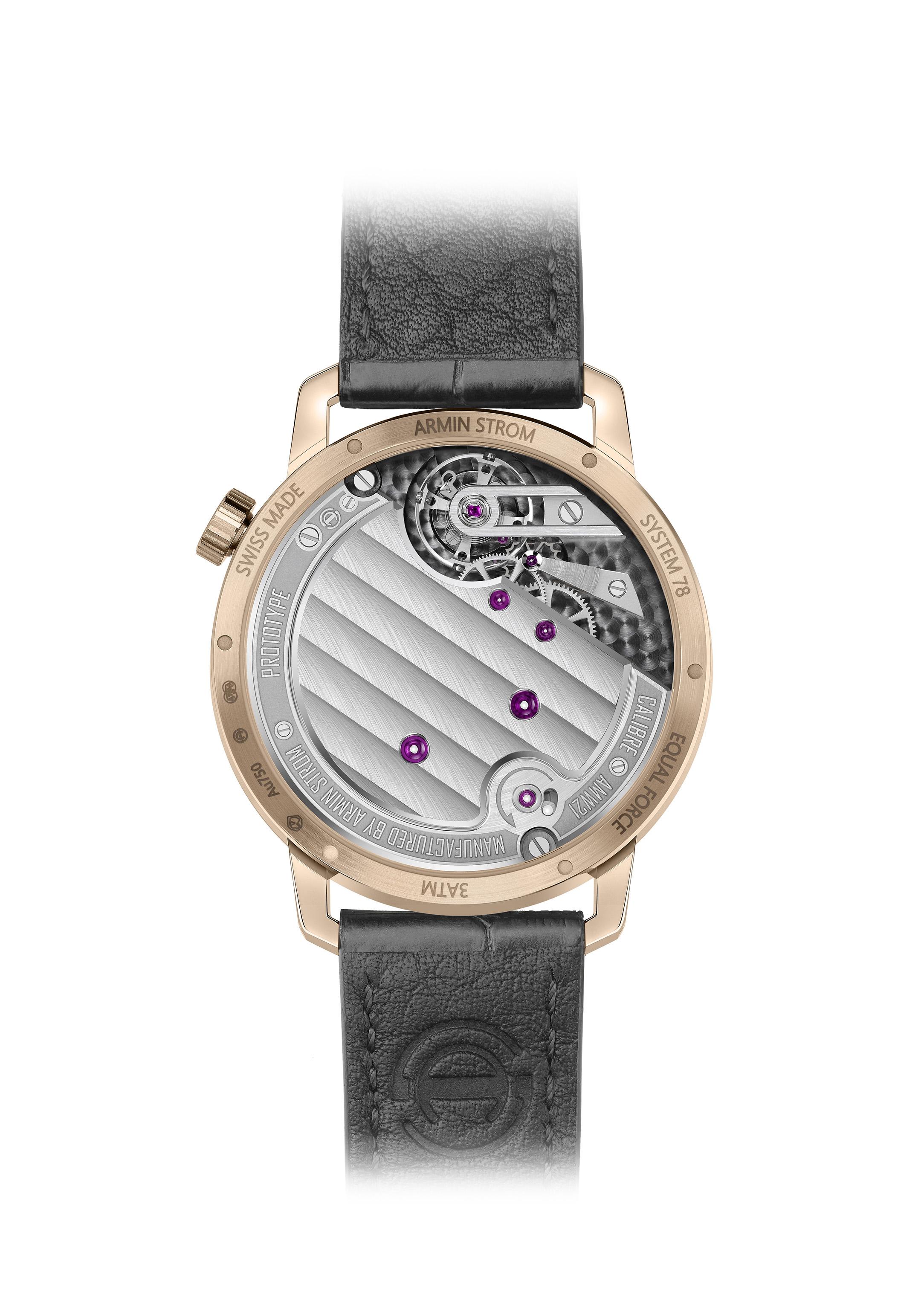 日内瓦纹饰面随着光线的流转呈现微妙的色泽变幻无烟煤色调独具吸睛