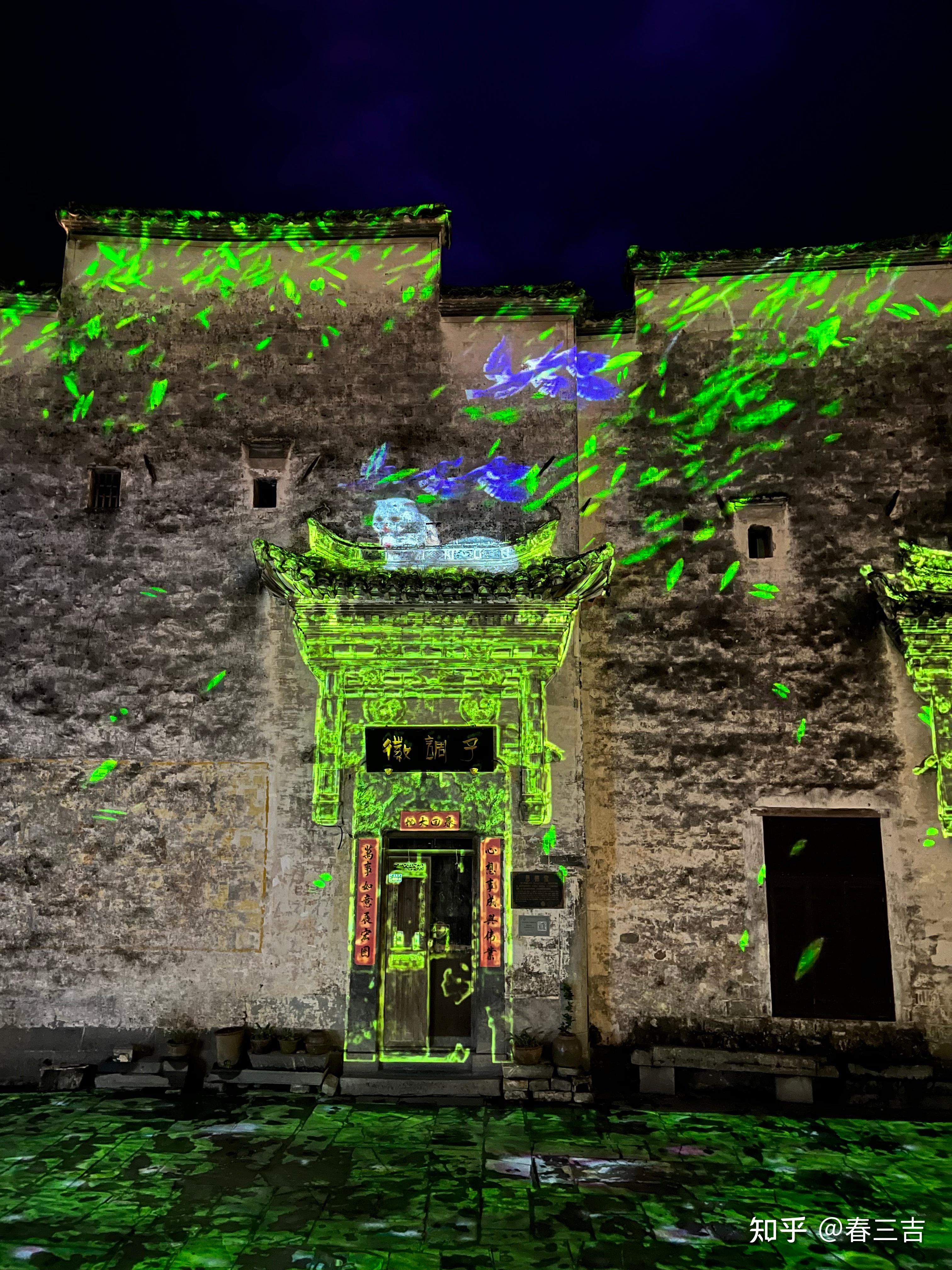 发现这里的光影下了很大功夫有很多面墙上甚至地下都有各种投影画