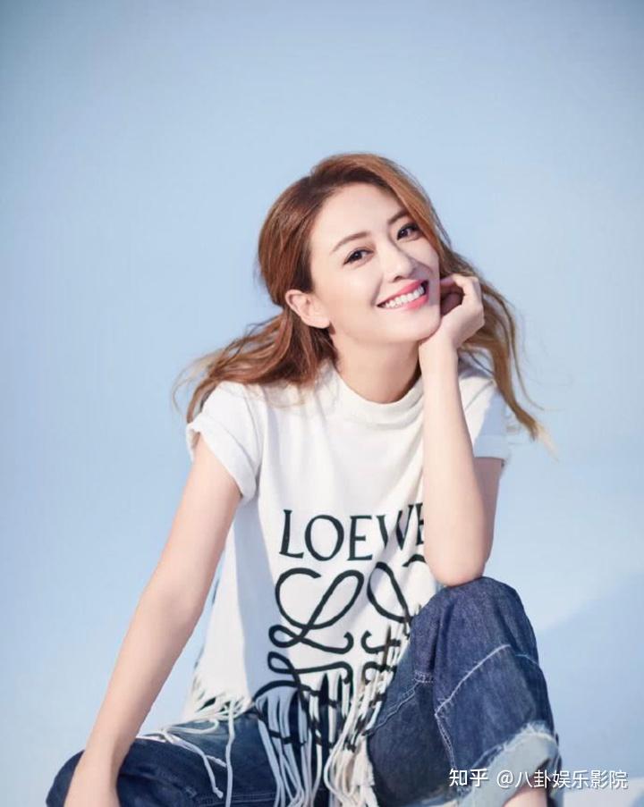 听姐说应采儿外出住酒店时打电话给酒店的工作人员因为声音低沉而被喊