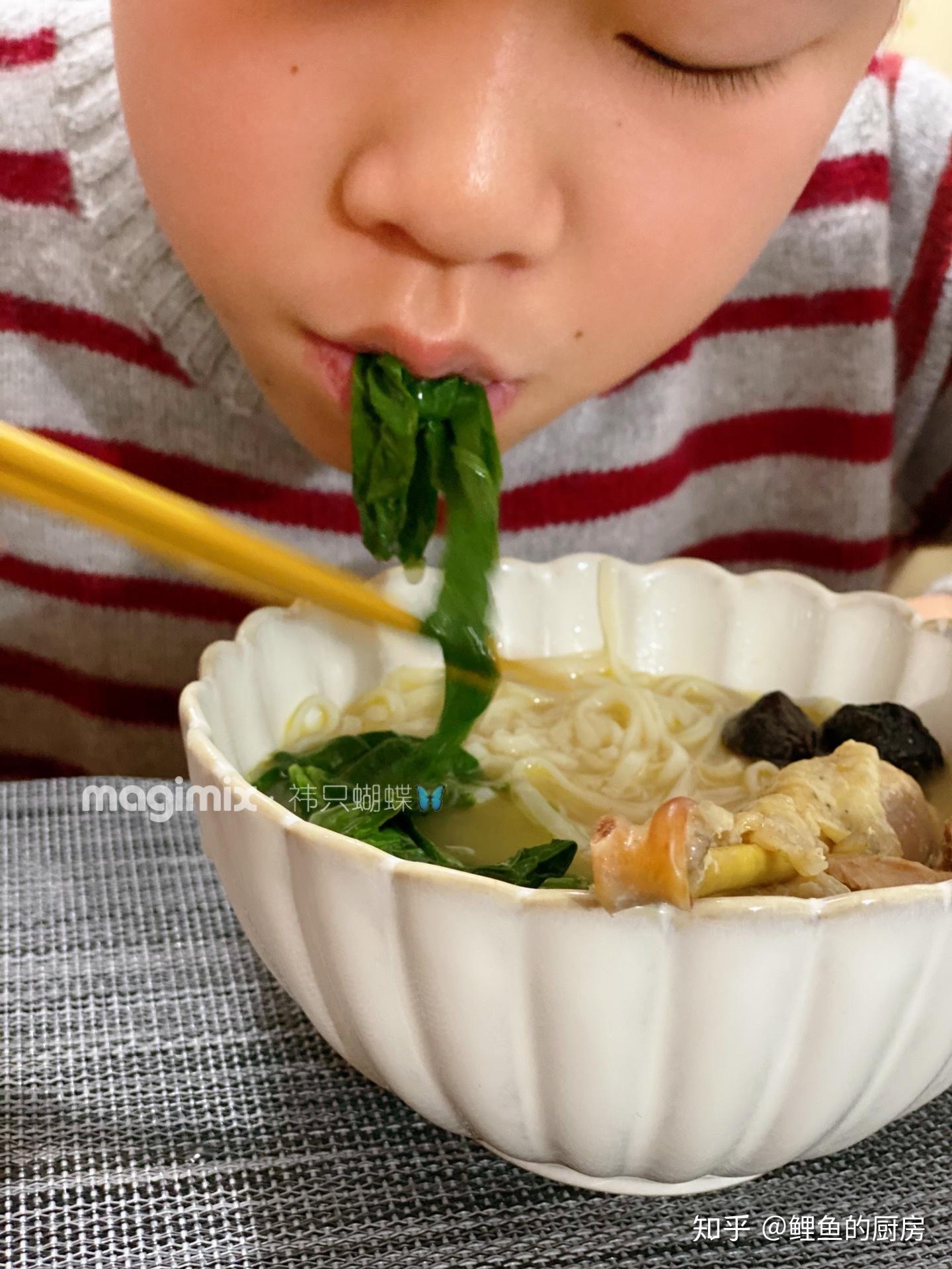 娃一个人吃完一盘菜老母亲好开心