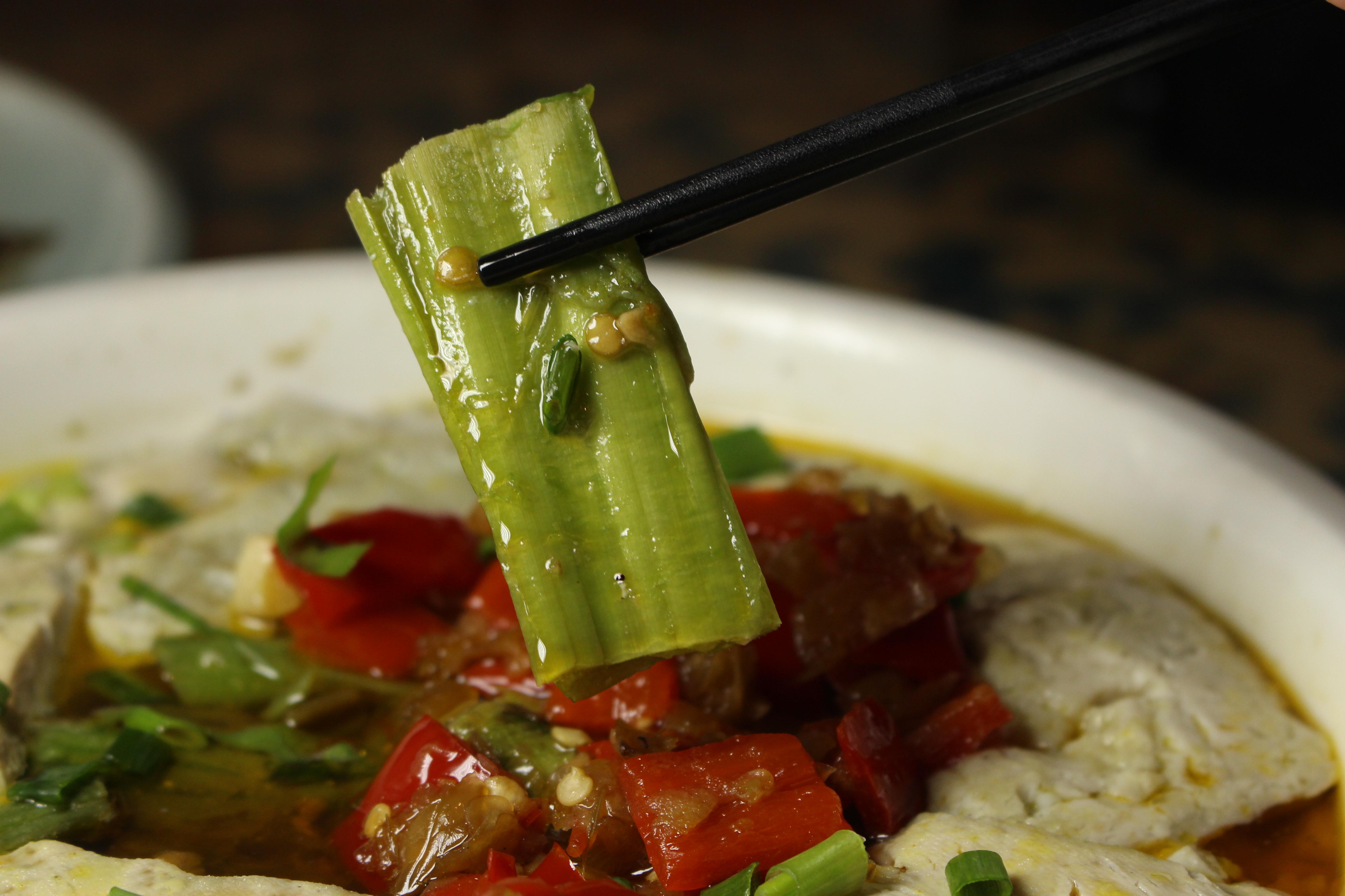 "苋菜长老了,主茎可粗如拇指,高三四尺,截成二寸许小段,如臭坛