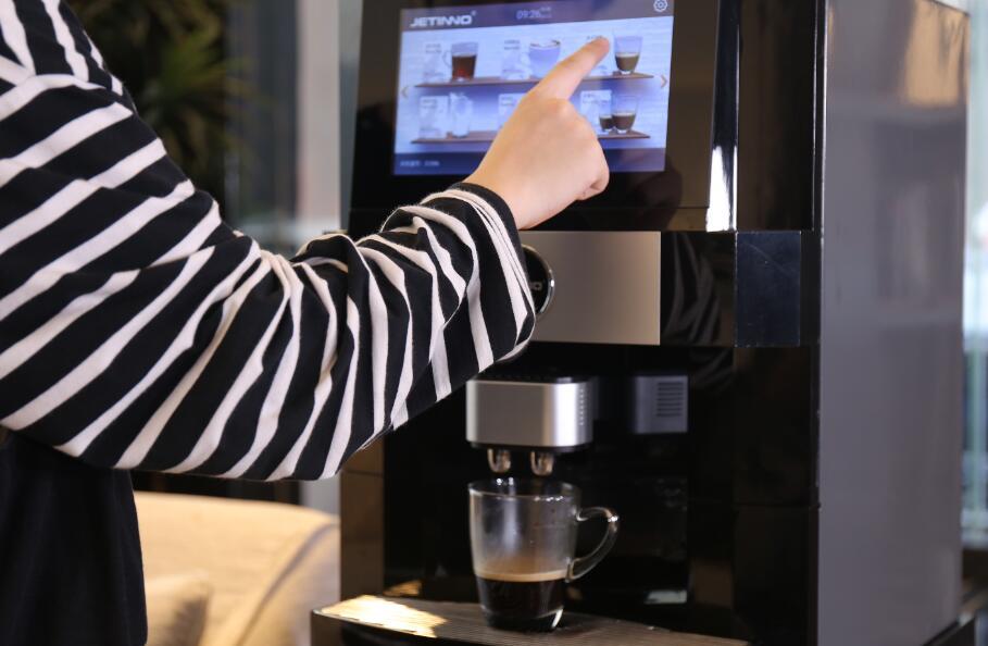 白领们若需外出购买咖啡,配上口罩,手洗消毒液等防疫道具,处处小心