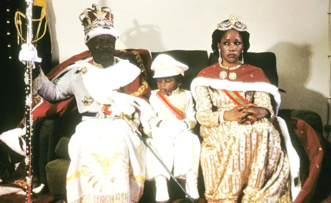 1976年12月4号,博卡萨正式称帝,改国号为中非帝国,成为了人类历史上