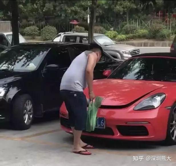 广州的老广特别不在乎穿着,要是你在马路上看到脚穿人字拖,手拿塑料袋