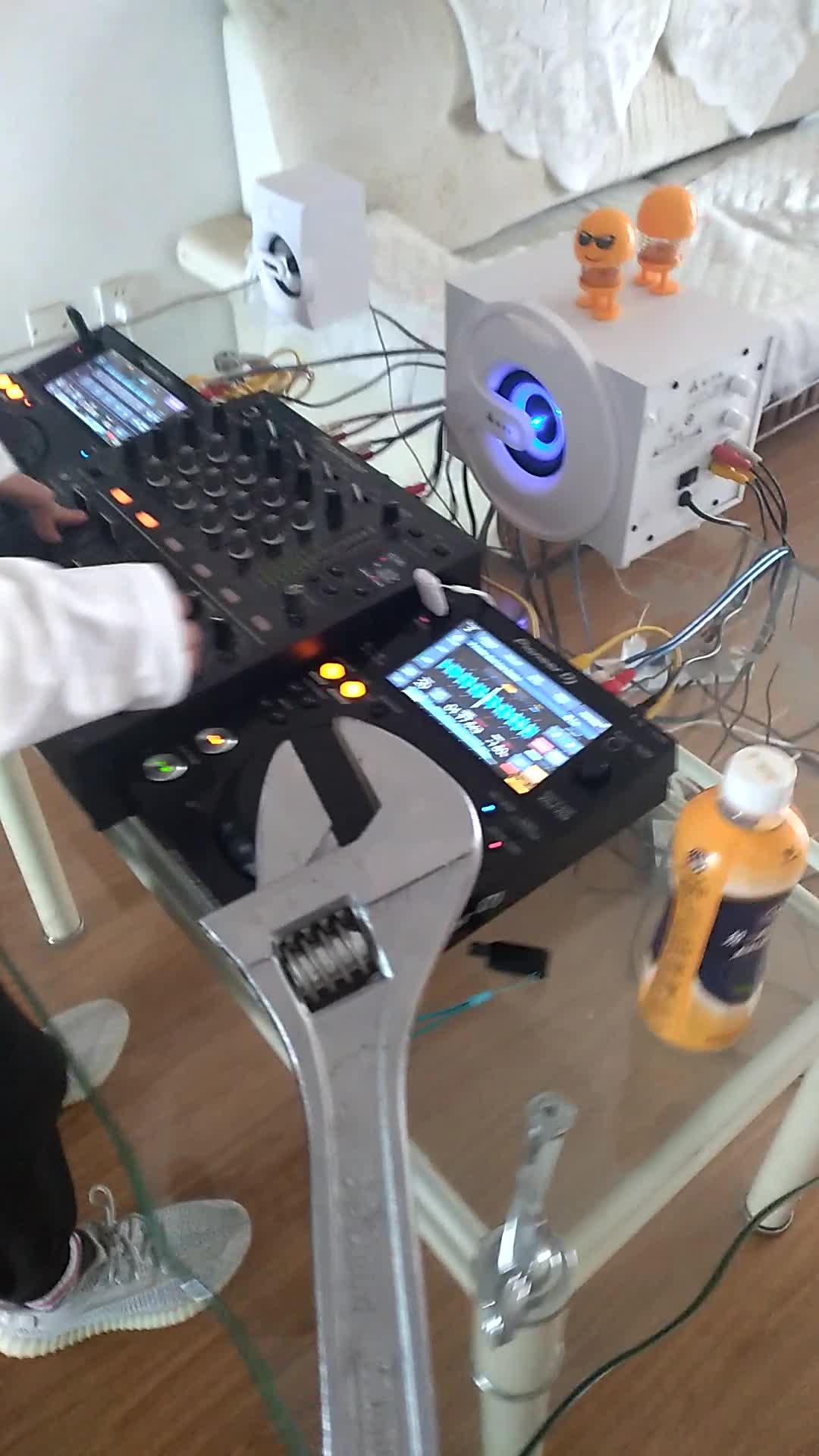 学打碟容易吗,一般怎么找人教,如果叫大概学费是多少?