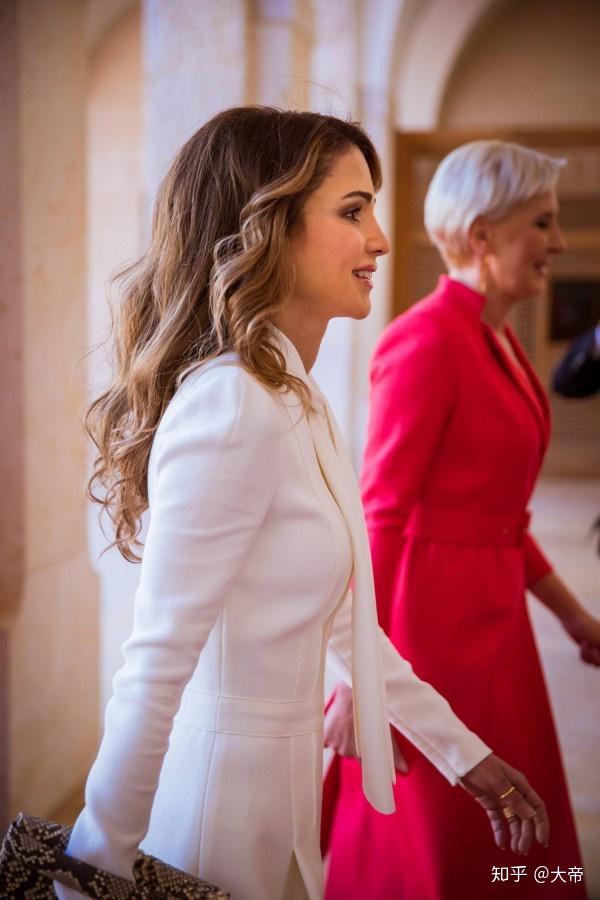 从难民到世上最美王后约旦拉尼娅王后是怎么做到的