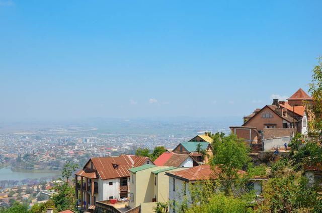 但山脊中部阿杜拉鲁山山顶却有一座高达40米的王宫,据说运输宫内檀香