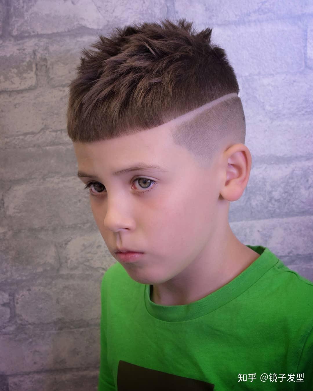圆脸型的小男孩可以试试这款发型,两侧推成超短发,清爽又利落,头顶