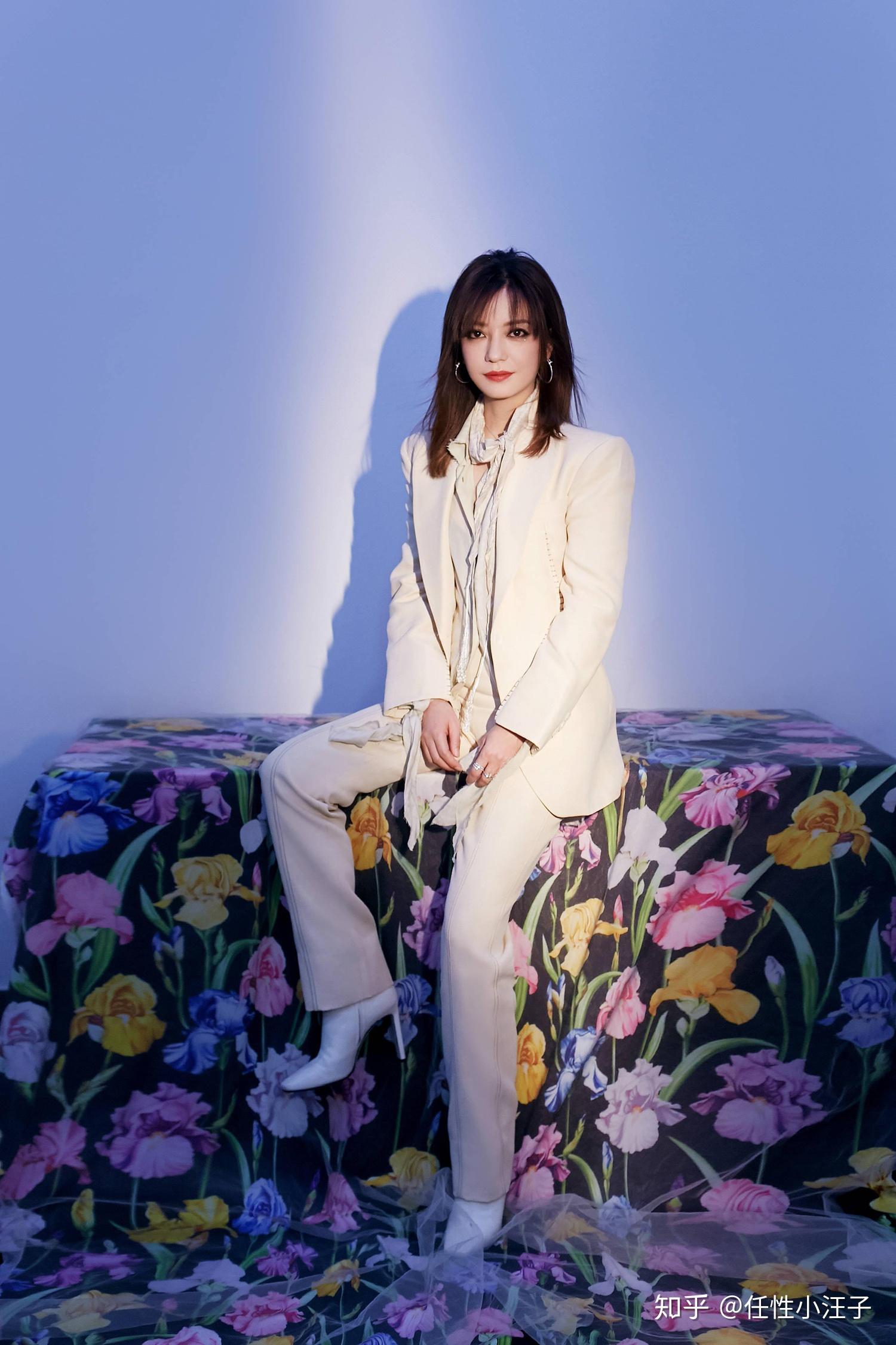 身穿奶白色西装的赵薇优雅高级,红唇搭配金色耳饰加持,利落帅气