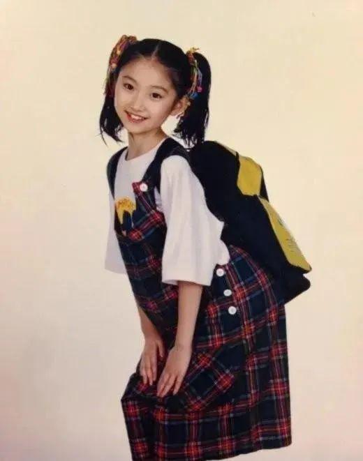 再长大些,景甜成了亲戚邻居口中的"别人家孩子".