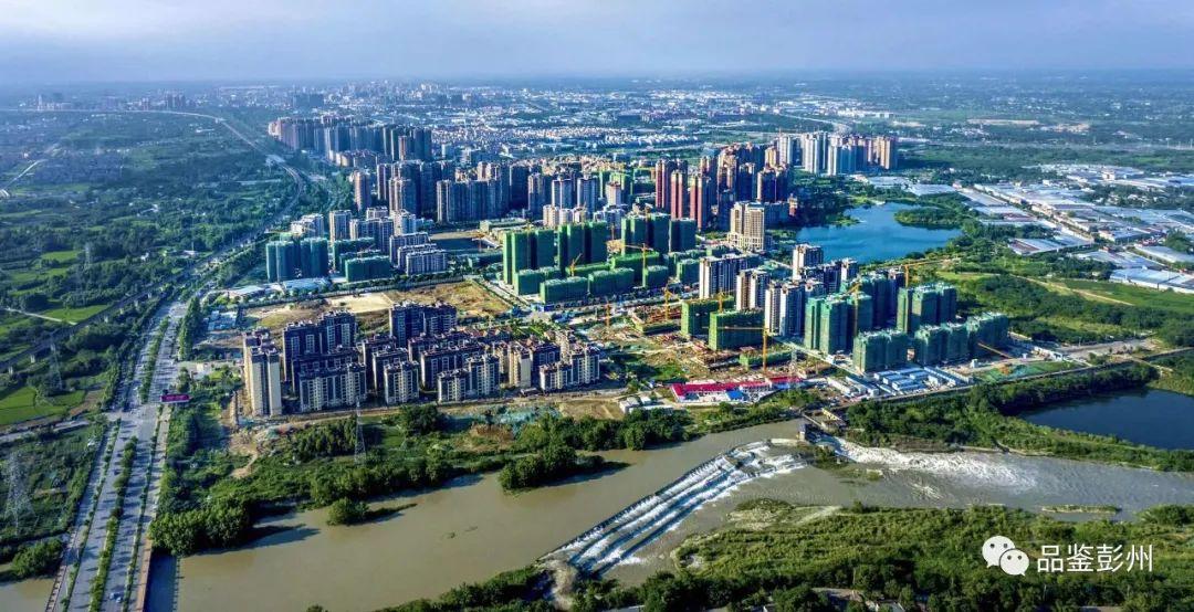 行走在彭州,无论穿梭于高楼林立的南部新城,还是漫步在鸟语花香的绿道