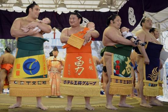 日本相扑选手吃什么才能保持惊人的体型呢?