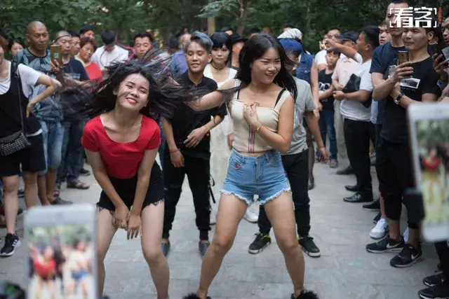 尬舞少年当不了网红脱不去贫穷