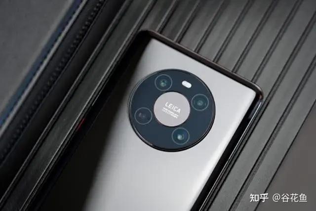 pro和小米12s ultra可谓是新老徕卡相机的较量,华为mate40 pro后置