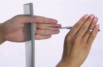 剪刀和梳子同时使用时的握法 