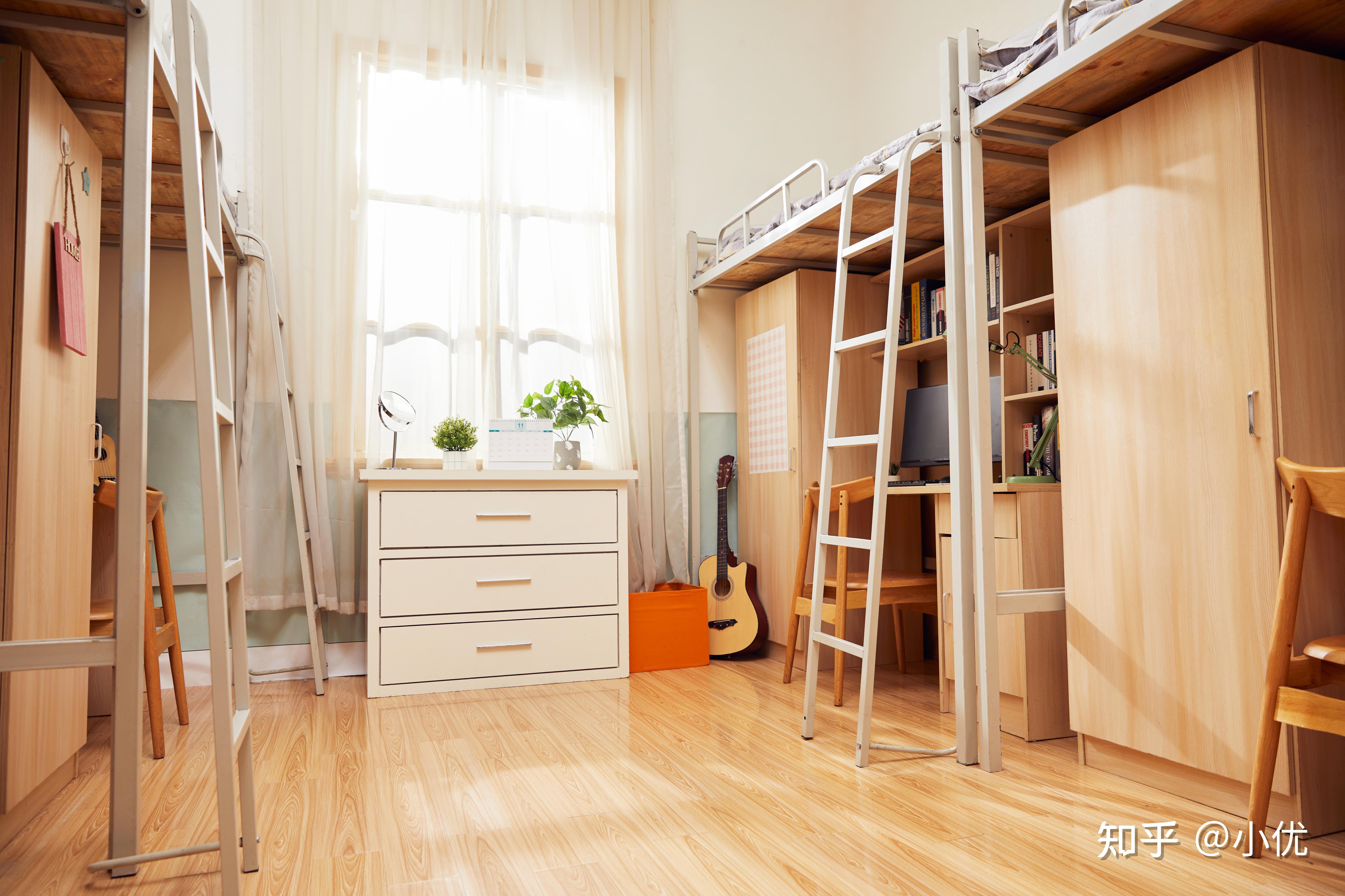 新生去学校报到时大学宿舍上下铺该如何挑选听听学姐怎么说