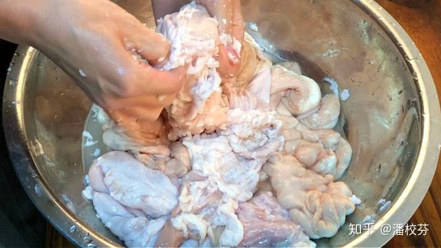 清洗猪大肠时有人加油有人加碱大厨都不对教你正确做法