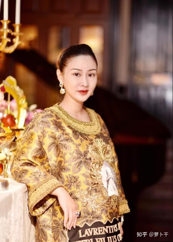 果然,有网友扒出了马智宇妻子的真实身份,妻子名叫朱娜莎,是某珠宝