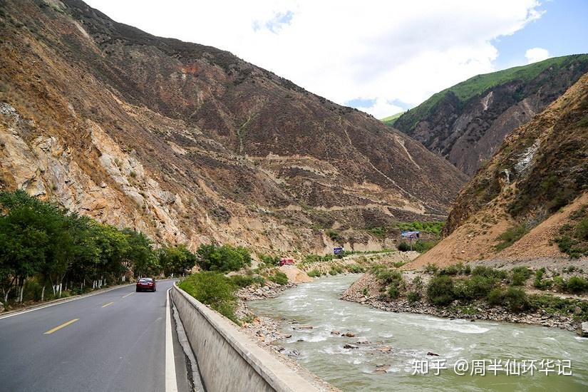 海拔较低,这里能感到夏日炎炎▼沿着318国道从巴塘县城往西藏方向走