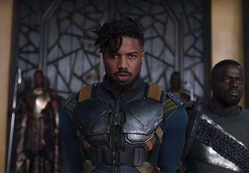 nakia,黑豹电影中黑豹的对象,在漫画中也同样迷恋黑豹.