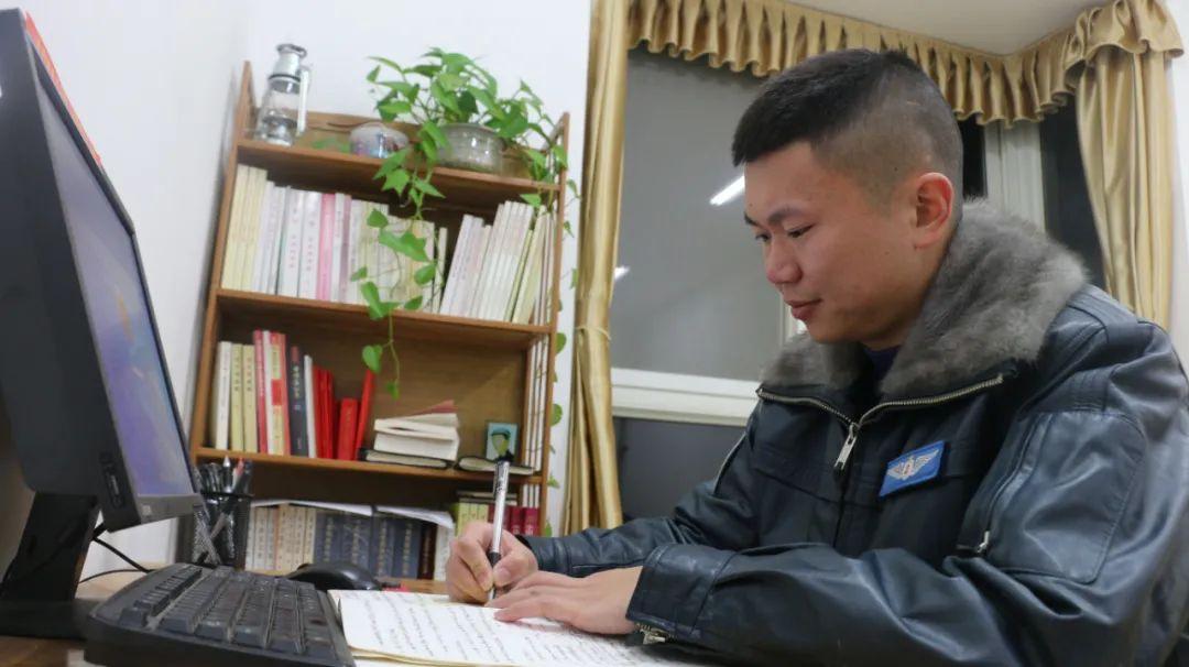 做时代的弄潮儿90后飞行员书写军人荣光