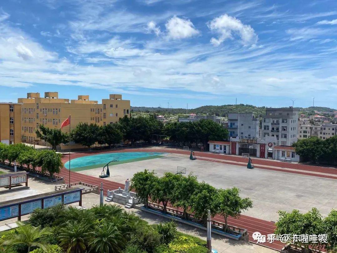 这个学校叫秀屿区东湖中学,他不大,但很美,很温馨,很令人向往,很令人