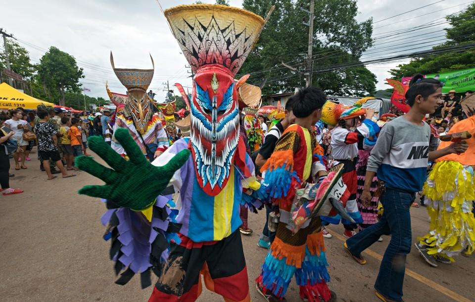 泰国黎府鬼面节妖怪大游行