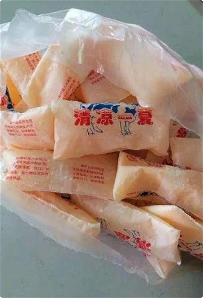 小时候,我们吃一毛钱一支的冰棒二毛五一瓶的汽水,一块钱十根的粘牙糖