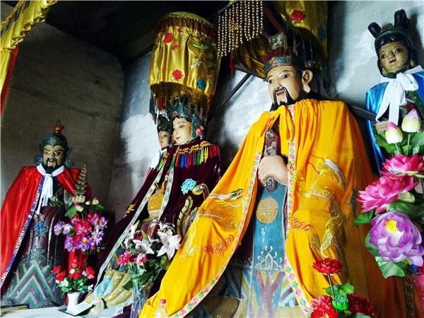 莫名奇妙拜完关公后推开下一道门,接下来你要拜的是玉皇大帝和王母