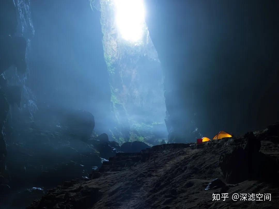 洞穴中的女探险家 库存图片. 图片 包括有 漏洞, 石灰石, 滴水, 里面, 史前, 洞穴, 走廊, 地球 - 252875355