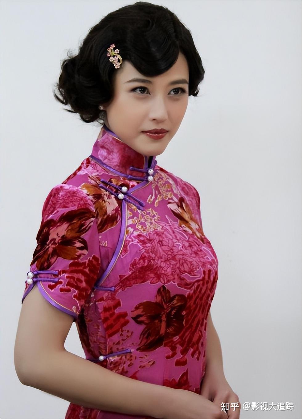 周海媚显赫家世曝光!满族大姓祖父曾任五品官,父亲因婚事游到对岸