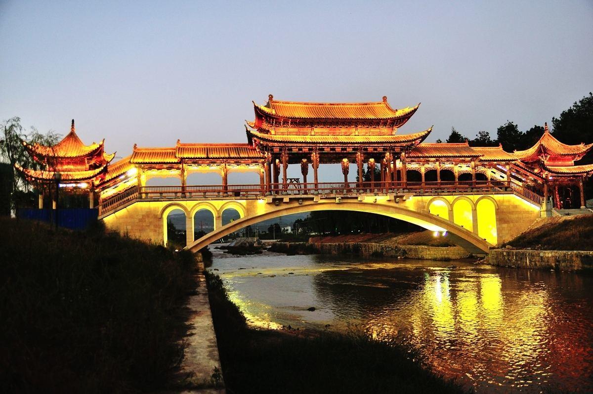 玉龙湖位于临沧市北部新区,西河与南汀河相汇之处,融汇南汀河,西河之